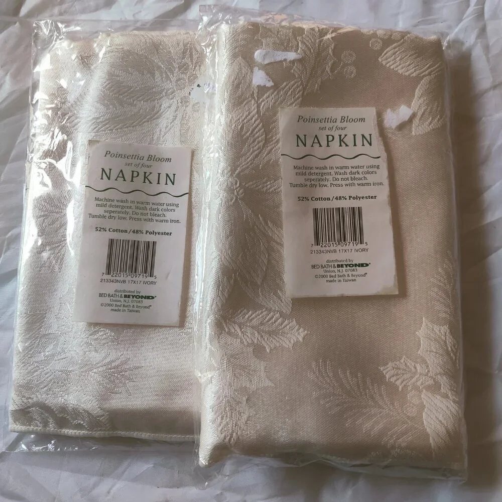 Dinner napkins in Ivory color Poinsetta Bloom design.4 per package.CottonPoly